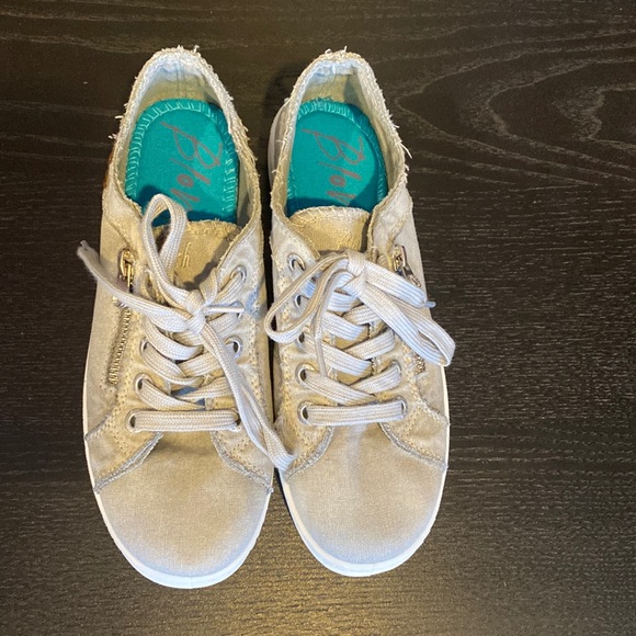 Blowfish comfort sole sneaker with side zipper detail, greenish-gray size 7.5 - Picture 2 of 3